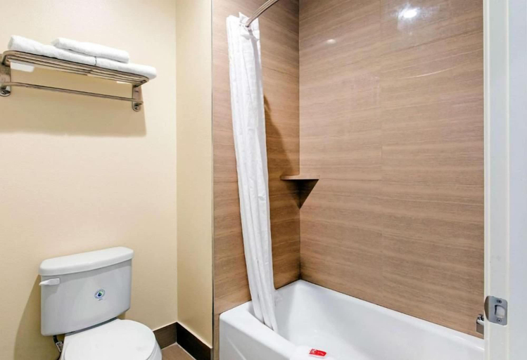 Bathroom 3, Red Star Inn & Suites, Houston
