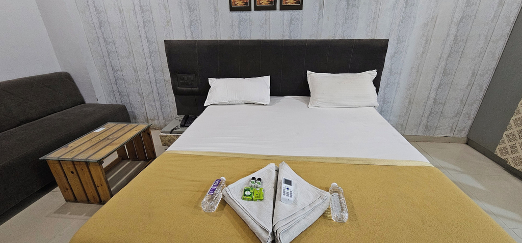 Room 5, Hotel Apple Inn, Narmada