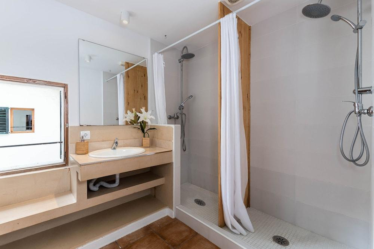 Bathroom 3, Urban Hostel Palma - Albergue Juvenil - Youth Hostel, Baleares