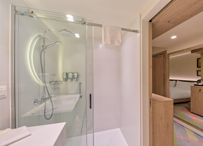 Bathroom 4, Hampton by Hilton Krakow Airport, Kraków