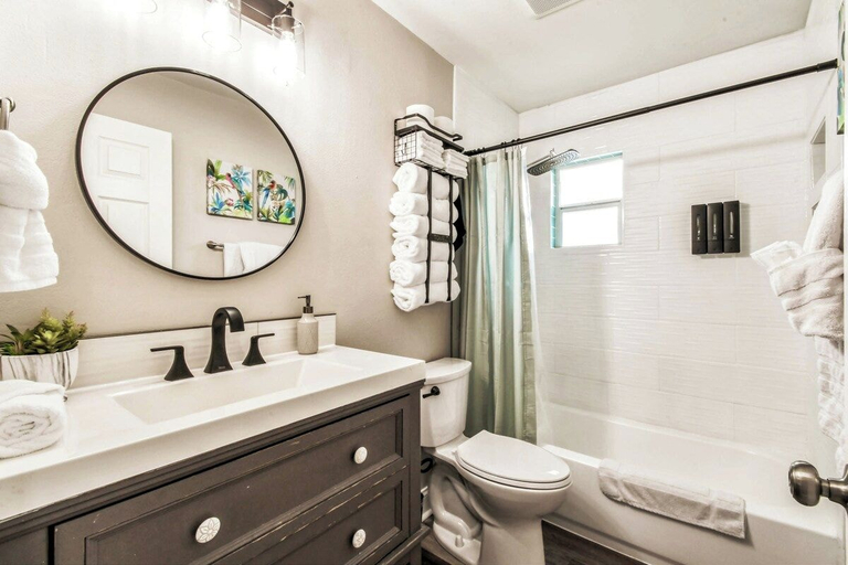 Bathroom 3, Charming Home Near Macdill AFB Hot Tub Fire Pit, Hillsborough