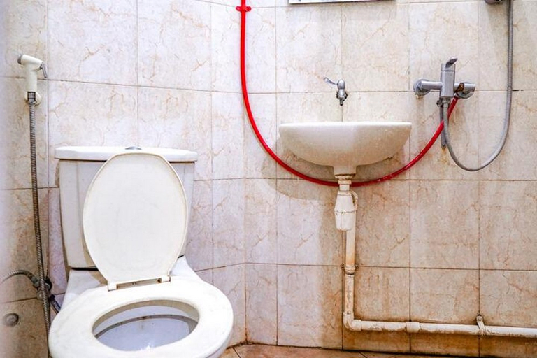 Bathroom 3, RedDoorz near Mall Ciputra World Surabaya, Surabaya