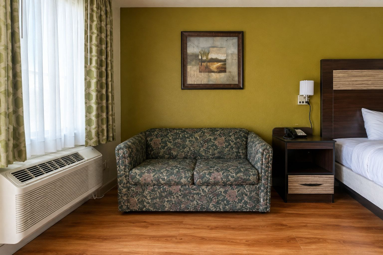 Bedroom 3, Stratford House Inn and Suites, Bell
