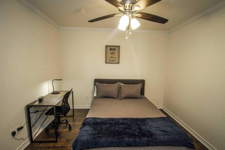 Bedroom 3, Hays St Cozy Remodeled 2br/2ba House Sleeps 8, Bexar