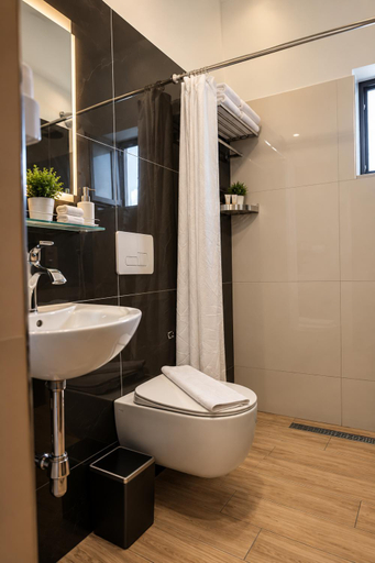 Bathroom 3, SR99 Hotel, Tirana