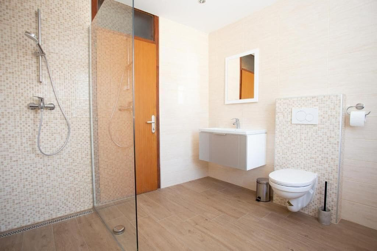 Bathroom 4, Hostel LakeBled, Bled