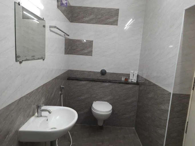Bathroom 5, LIVGRAND HOTEL SRI DHEVI Salem, Salem