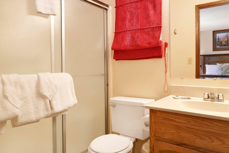 Bathroom 4, Brown Bears Cabin #1091, San Bernardino