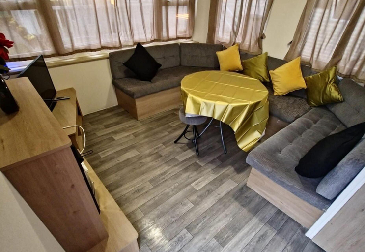 Living area 5, Holiday House - Sleeps 6 - Parking, Conwy