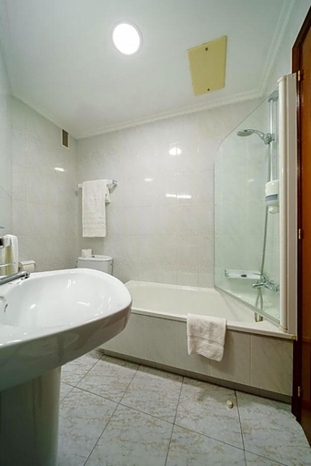 Bathroom 4, Hotel El Puente, Pontevedra