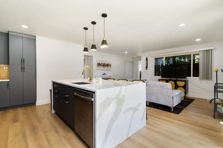 Room 5, Stylish Eastside 3BR Family Home Prime Location, King