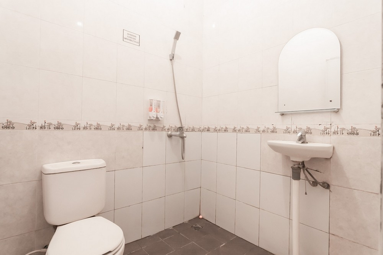 Bathroom 3, Pemda 22 Mansion Mitra RedDoorz, Bogor