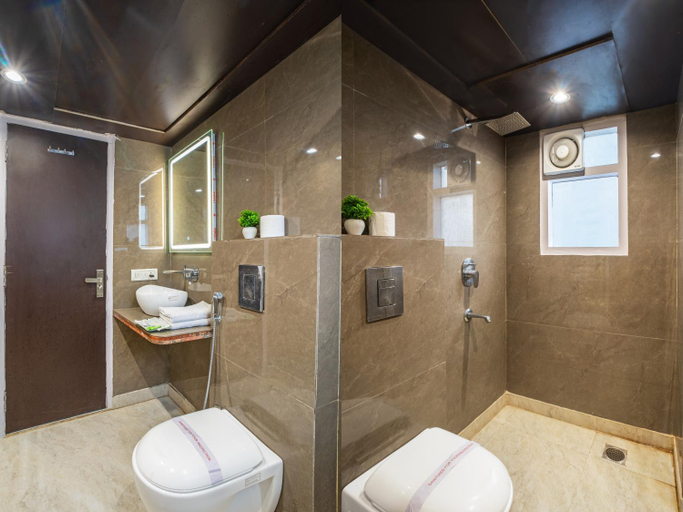 Bathroom 3, Hotel De Cruise - New Delhi Railway Station, Delhi