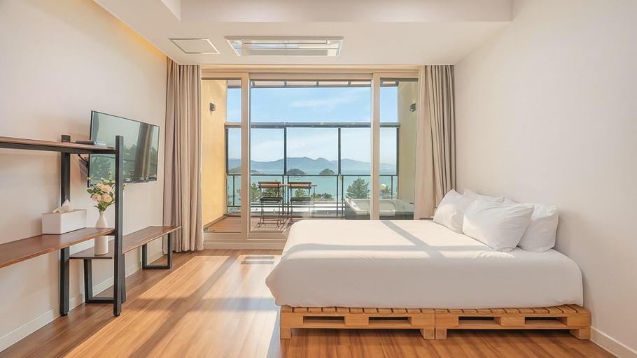 Bedroom, Yeosu Milagro Ocean View Spa Pension, Yeosu