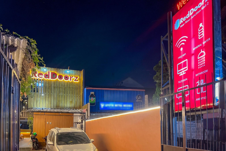 Exterior & Views 2, RedDoorz near Riau Junction Mall 2, Bandung