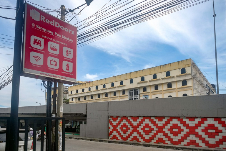 Exterior & Views 2, RedDoorz @ Simpang Pos Medan, Medan