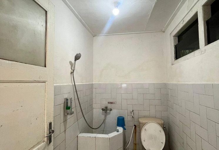 Bathroom 3, Econique Sarangan Resort, Magetan