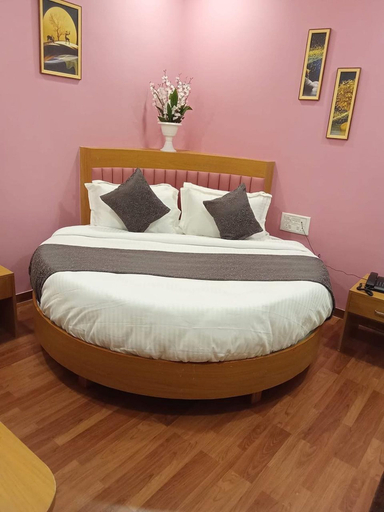 Room 4, Hotel Silver Retreat, Gandhinagar