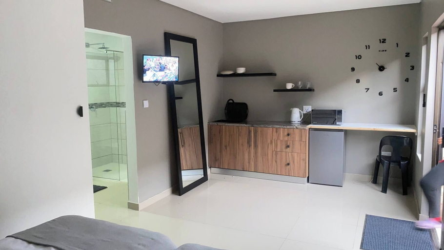 Room amenity 3, Room-nest24 Evans Park Private & Cosy Gu, City of Johannesburg