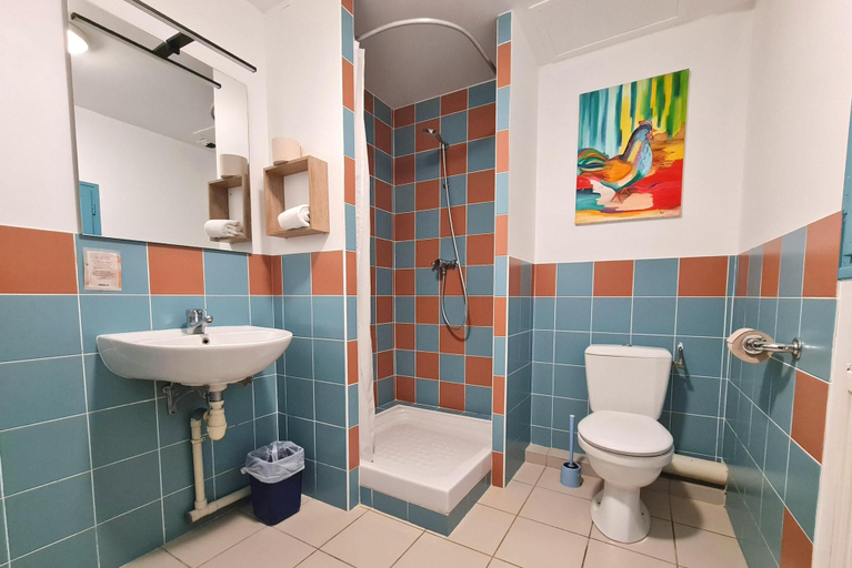 Bathroom, Naa Co, Finistère