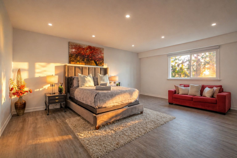 Room 1, Spacious Villa in Scarborough, Toronto