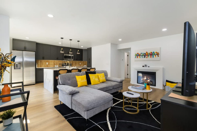 Room 4, Stylish Eastside 3BR Family Home Prime Location, King