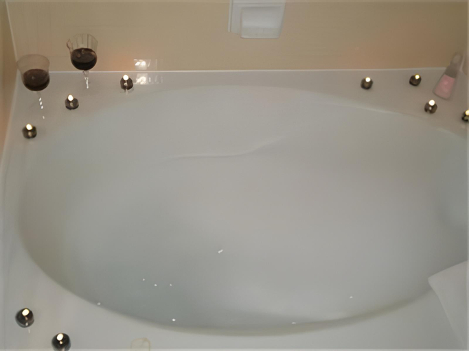 Bathroom 3, Ontario Inn & Suites, San Bernardino