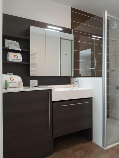 Bathroom 4, La Basaltik, Hérault