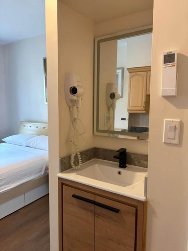 Room 5, Lantern City Suites, Toronto