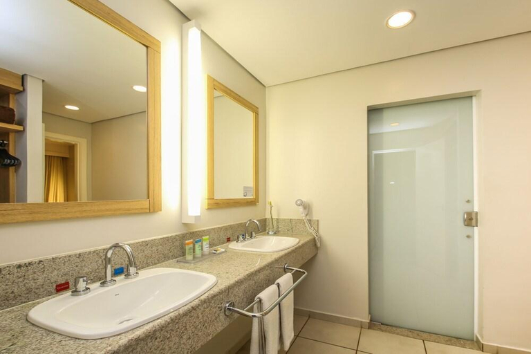 Bathroom 4, Rio Quente Cristal Resorts, Rio Quente