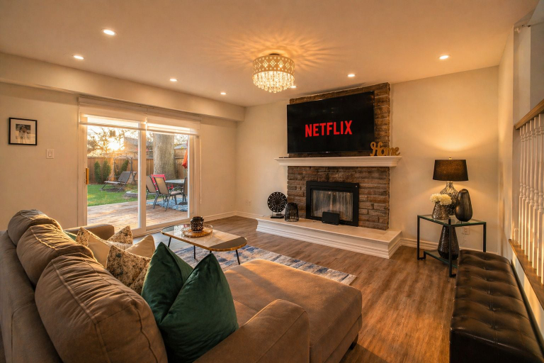 Living area 4, Spacious Villa in Scarborough, Toronto