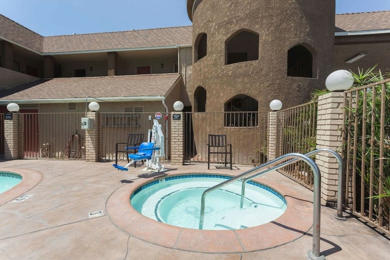 Sport & Beauty 5, Super 8 by Wyndham Bakersfield South CA, Kern