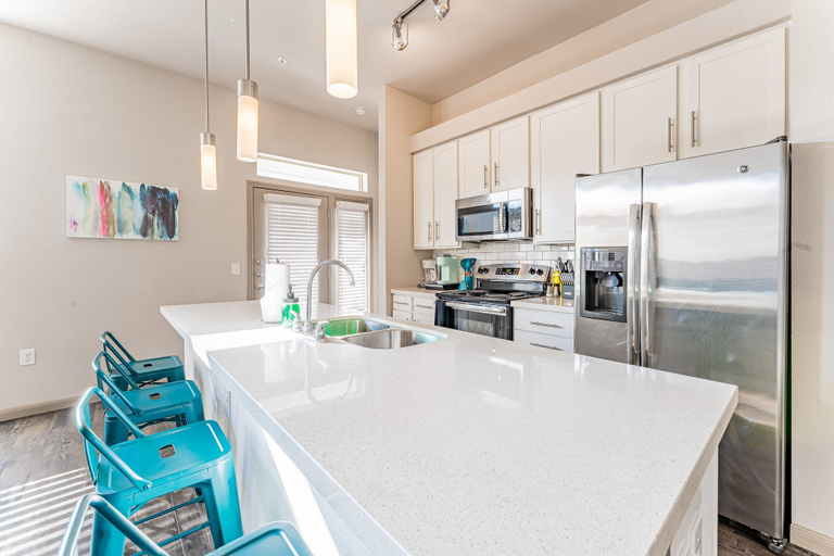 Room 5, Huge 2BR Suite Close to Downtown w Fast Wifi, Travis