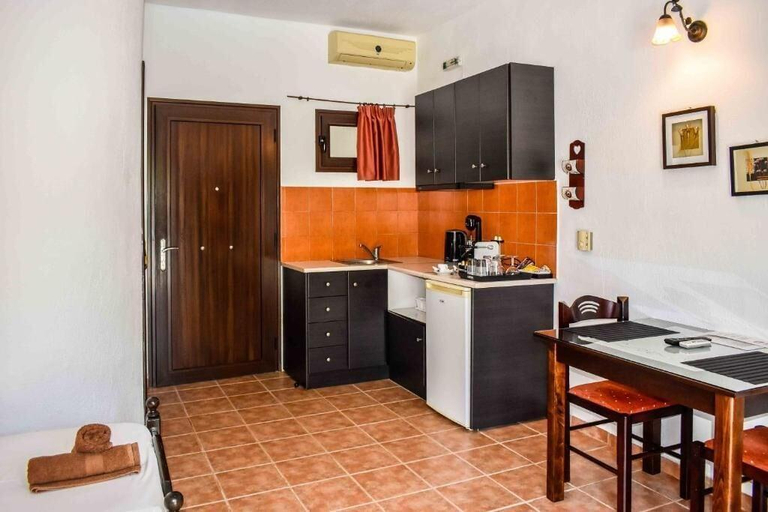 Room 4, Skiathos Young Guesthouse, Thessaly