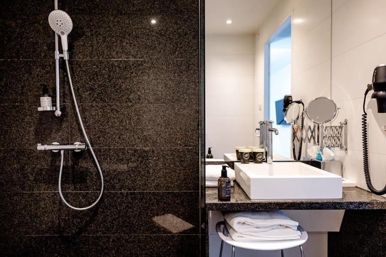 Bathroom 3, Motel One Koln-Neumarkt, Köln