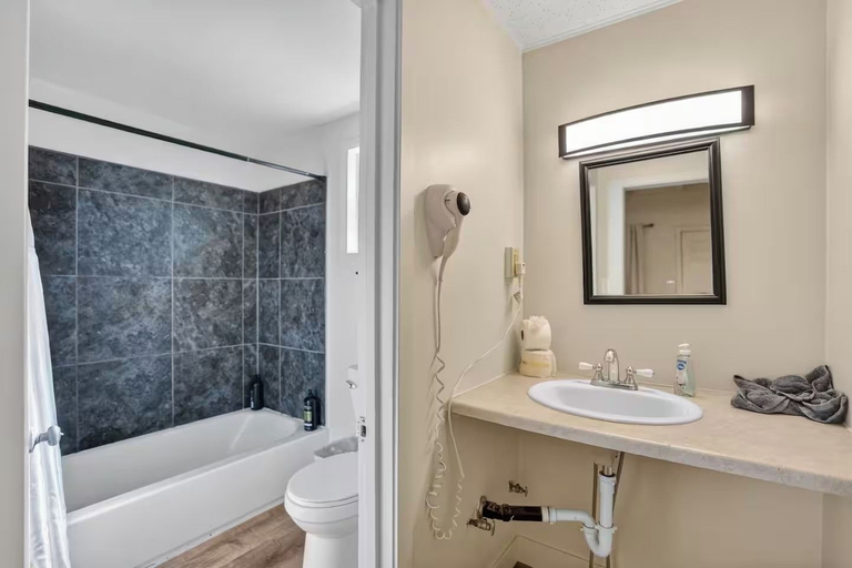 Bathroom, 3 Highlander, Coconino