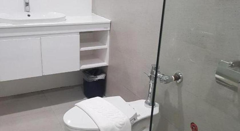 Bathroom 4, Travelite Hotel Legarda, Baguio City