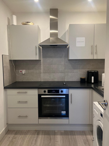 Private kitchen, Studio Apartment Sleeps 1 With Wifi Near City, London