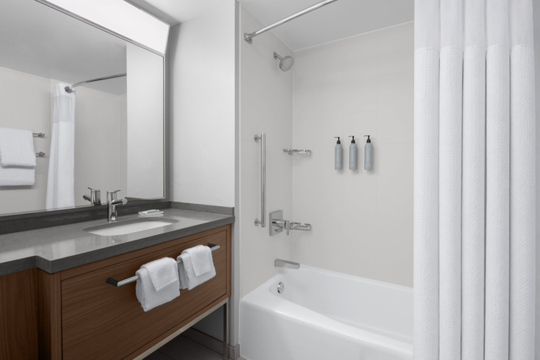 Bathroom 4, Courtyard by Marriott Lyndhurst Meadowlands, Bergen