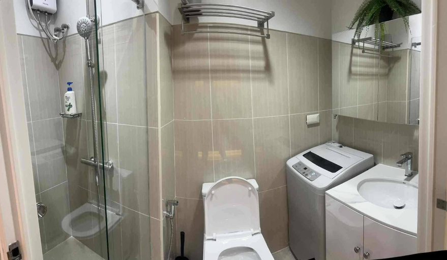 Bathroom 2, Cozy Scandi-inspired Condo With Balcony Facing Mall of Asia and Ikea, Pasay City