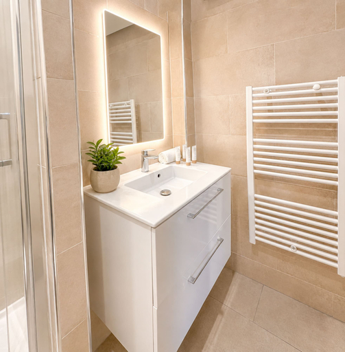 Bathroom, 5498 Au Maire, Paris