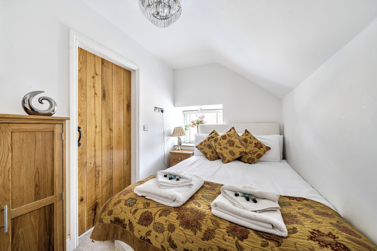 Room 4, Chic Cosy Rustic Barn Alton Towers Peaks, Staffordshire