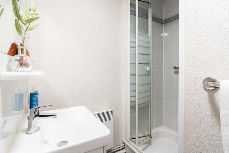 Bathroom 4, Appart'City Classic Nantes Viarme, Loire-Atlantique