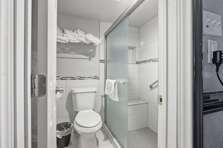 Bathroom 4, R Nite Star Hotel At Arlington Entertainment District, Arlington