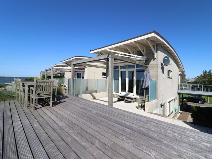 Exterior view 2, Villa with Panoramic Water Views, Wûnseradiel