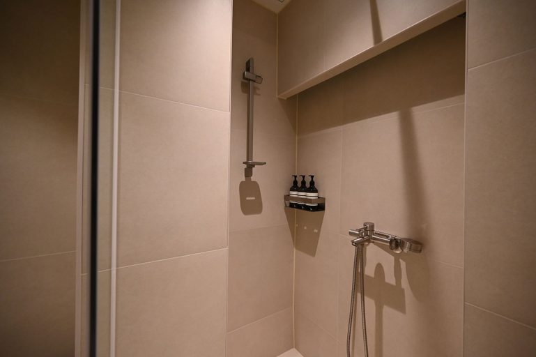 Bathroom 3, Anon Stay, Jung