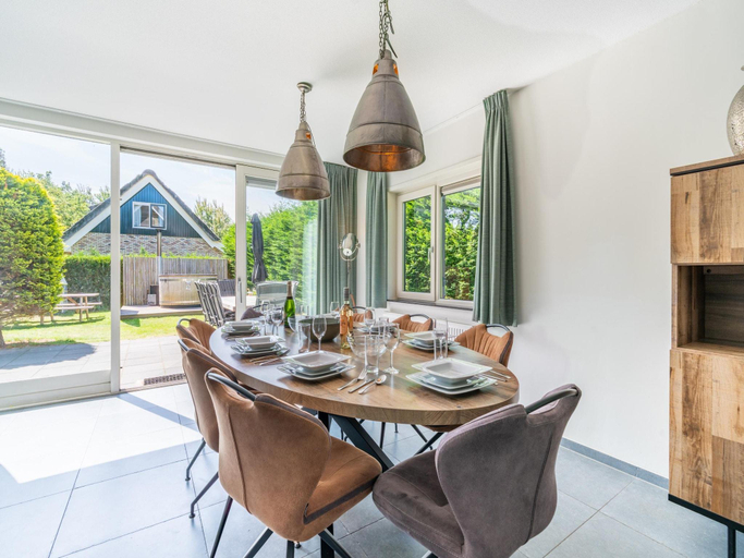 Restaurant, Luxury 8-person holiday villa, Texel