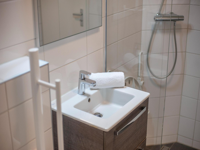 Bathroom 4, Holiday Home near De Biesbosch National Park, Oosterhout