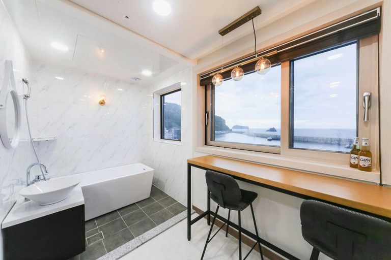 Bathroom 3, Ulleung With Ulleung, Ulleung