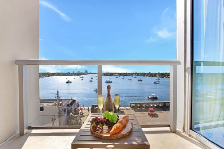 Room 5, Bay View Balcony Amazing Pool Hollywood Beach, Broward